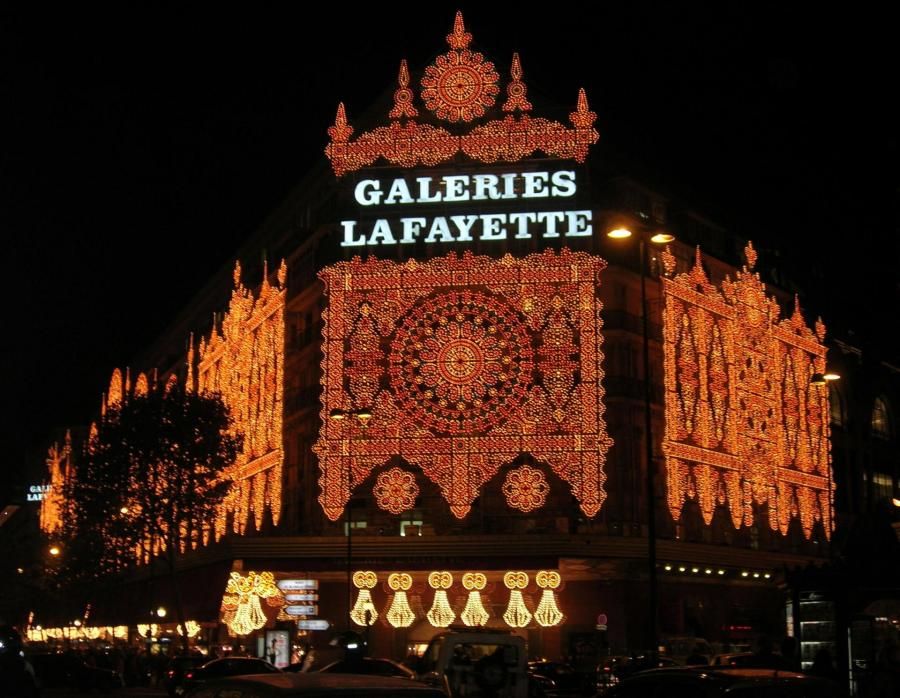 Observe Christmas illuminations in Paris