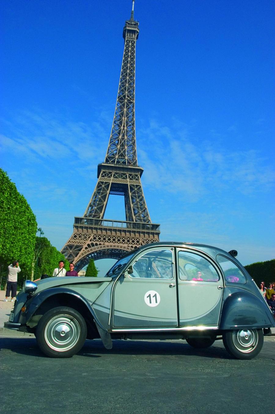 Vintage Cars trade fair in Paris for fans and dealers