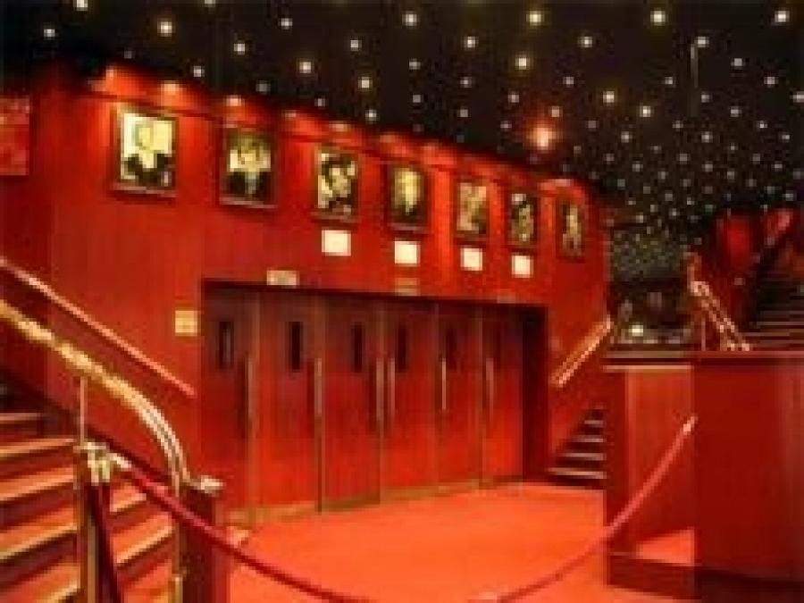 Famous shows in Paris : the new Mugler Follies !